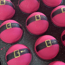 Charger l'image dans la galerie, Des bombes de bain rouges Bedaine du Père Noël sont dans un plateau de production.