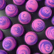 Charger l'image dans la galerie, Plusieurs bombes de bain Amour dans un plateau de séchage.