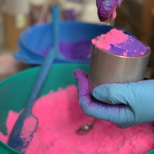 Charger l'image dans la galerie, Gros plan sur un moule à bombe de bain, entrain de confectionner une bombe de bain Amour.