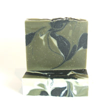 Charger l'image dans la galerie, Savon de fantaisie fait à la main. Décoré d'un joli motif marbré avec des couleurs d'argile grise, noire et naturel.