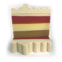 Charger l'image dans la galerie, Savon de Noël avec des étages de couleurs brun, blanc et rouge. Le dessus ressemble à un crémage.