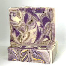 Charger l'image dans la galerie, Savon de fantaisie fait à la main aux couleurs mauve, blanc et brun pâle. Décoré d'un joli motif marbré.