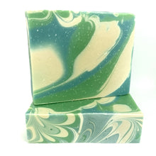 Charger l&#39;image dans la galerie, Savon de fantaisie fait à la main aux couleurs vert, bleu ciel et blanc. Décoré d&#39;un joli motif marbré.
