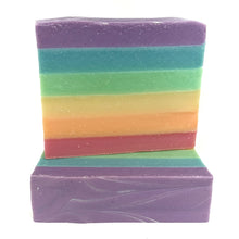 Charger l'image dans la galerie, Savon de fantaisie fait à la main aux couleurs de l'arc-en-ciel.