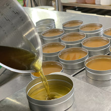 Charger l'image dans la galerie, Le baume Pattes à Tout chaud et liquide est coulé à la main dans des contenant métalliques.