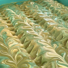 Charger l'image dans la galerie, Gros plan sur le savon avocat crémeux, dans le moule à savon.