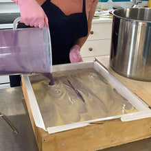 Charger l'image dans la galerie, Gros plan sur le moule à savon alors que la savonnière verse le savon Aronia.