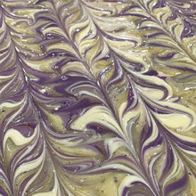 Charger l'image dans la galerie, Gros plan sur le motif tricolore du savon aronia.