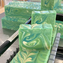 Charger l&#39;image dans la galerie, Savon de fantaisie fait à la main aux couleurs vert lime, turquoise et blanc. Décoré d&#39;un joli motif marbré. Les savons sont sur le tranche savon.
