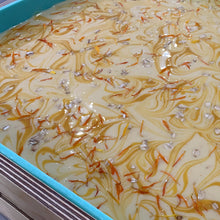 Charger l'image dans la galerie, Gros plan sur le savon Avoine Soleil et Calendula dans le moule à savon, une fois frais coulé.