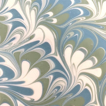 Charger l'image dans la galerie, Gros plan sur le motif marbré tricolore du savon Menthe Fraîche & Concombre.