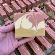 Charger l'image dans la galerie, Savon de fantaisie fait à la main aux couleurs rose, beige et blanc. Décoré d'un jolie motif marbré.