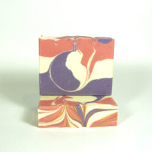 Charger l'image dans la galerie, Savon de fantaisie fait à la main. Décoré d'un joli motif marbré avec des couleurs rose, blanche et violette.