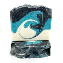 Charger l'image dans la galerie, Savon de fantaisie fait à la main. Décoré d'un joli motif marbré avec des couleurs blanche, bleue et noire.