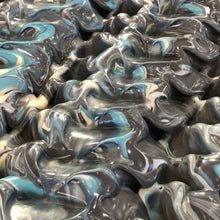 Charger l'image dans la galerie, Gros plan sur la texture du savon Spa, Sel & Algues. Il ressemble à la mer et à des vagues.
