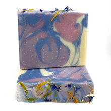 Charger l'image dans la galerie, Savon de fantaisie fait à la main aux couleurs bleu, violet, rose et blanc. Décoré d'un joli motif marbré. Des fleurs sont saupoudrées sur le dessus.