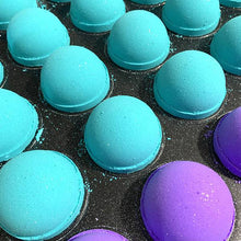 Charger l'image dans la galerie, Les bombes de bain de couleur turquoise Oiseaux du Paradis sont entrain de sécher dans un plateau de production.