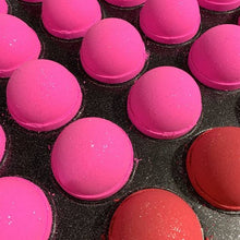Charger l'image dans la galerie, Plusieurs bombes de bain rose entrain de sécher dans un plateau de production.