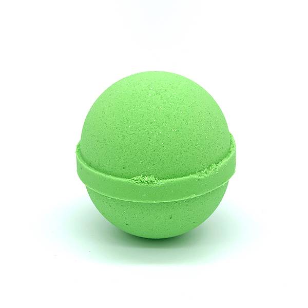 Bombe de bain de forme sphérique et de couleur vert vif.