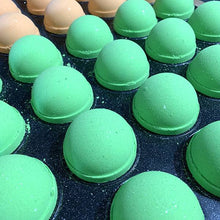 Charger l'image dans la galerie, Les bombes de bain Melon Miel sont entrain de sécher dans un plateau de production.