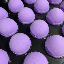 Charger l'image dans la galerie, Bombes de bain à la lavande entrain de sécher dans un plateau de production.