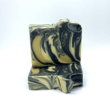 Charger l'image dans la galerie, Savon de fantaisie fait à la main aux couleurs noir, beige et blanc. Décoré d'un joli motif marbré linéaire.