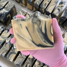 Charger l'image dans la galerie, Gros plan sur un savon Bootlegger.