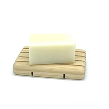 Charger l'image dans la galerie, Porte-savon en bois de pin avec un savon en démonstration.