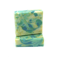 Charger l'image dans la galerie, Savon de fantaisie fait à la main aux couleurs bleu, jaune et turquoise. Décoré d'un joli motif marbré.