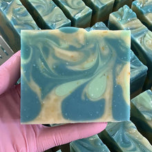 Charger l'image dans la galerie, Gros plan sur le savon de fantaisie fait à la main aux couleurs bleu, jaune et turquoise. Décoré d'un joli motif marbré.