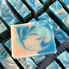 Charger l'image dans la galerie, Savon de fantaisie fait à la main aux couleurs bleu, jaune et turquoise. Décoré d'un joli motif marbré.