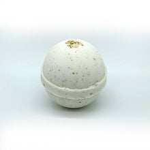 Charger l'image dans la galerie, Une bombe de bain blanche à l'avoine sur fond blanc.