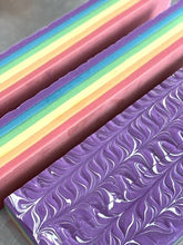 Charger l'image dans la galerie, Briques de savon de fantaisie fait à la main aux couleurs de l'arc-en-ciel.