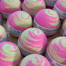 Charger l'image dans la galerie, Plusieurs bombes de bain à la fraise et au kiwi sont entrain de sécher dans un plateau de production.