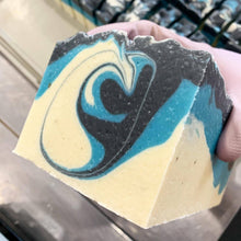 Charger l'image dans la galerie, Savon de fantaisie fait à la main. Décoré d'un joli motif marbré avec des couleurs blanche, bleue et noire.