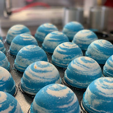 Charger l&#39;image dans la galerie, Les bombes de bain Bleu du Golf de forme sphériques sont entrain de sécher dans un plateau de production.
