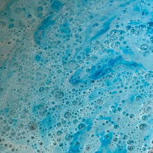 Charger l'image dans la galerie, Gros plan sur de la belle mousse bleue produite par une bombe de bain Bleu du Golfe.