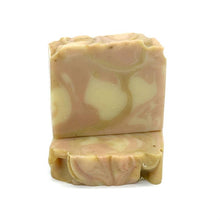 Charger l'image dans la galerie, Savon de fantaisie fait à la main. Décoré d'un joli motif marbré avec des poudres d'argiles rose, blanche et jaune.