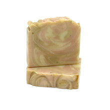Charger l'image dans la galerie, Savon de fantaisie fait à la main. Décoré d'un joli motif marbré avec des poudres d'argiles rose, blanche et jaune.