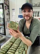 Charger l'image dans la galerie, Ariane, notre savonnière, tient un savon avocat crémeux dans ses mains. Elle à remplacer son visage par celui d'Alexandre Champagne, pour répondre à une blague sur les réseaux sociaux.