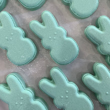 Charger l'image dans la galerie, Bombes de bain en forme de lapins de Pâques de couleur vert doux.