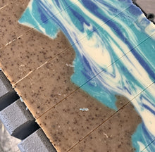 Charger l'image dans la galerie, Gros plan sur la coupe du savon Café sur la Plage.