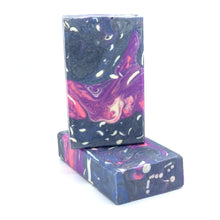 Charger l'image dans la galerie, Savon de fantaisie fait à la main aux couleurs de la galaxie et inspiré de la voie lactée.