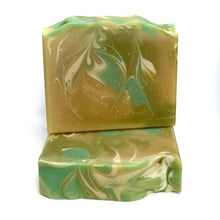 Charger l&#39;image dans la galerie, Savon de fantaisie fait à la main aux couleurs vert avocat, vert doux, blanc et beige. Décoré d&#39;un jolie motif marbré.
