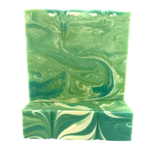Charger l&#39;image dans la galerie, Savon de fantaisie fait à la main aux couleurs vert lime, turquoise et blanc. Décoré d&#39;un joli motif marbré.
