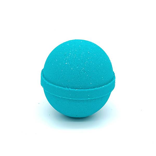 Bombe de bain de forme sphérique et de couleur turquoise.