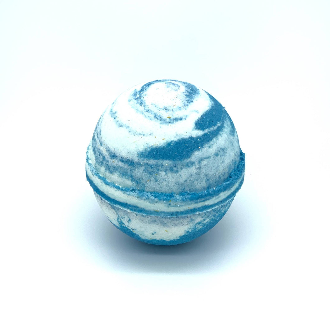 Bombe de bain ronde bleue et blanche avec un motif de tourbillon.