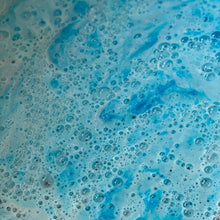 Charger l&#39;image dans la galerie, Gros plan sur de la belle mousse bleue produite par une bombe de bain Bleu du Golfe.
