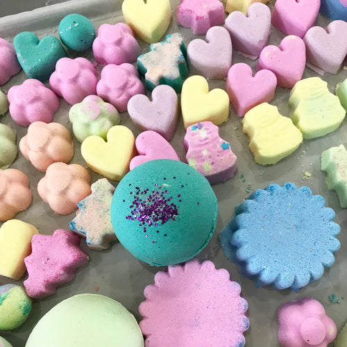 Bombes de bain de toutes les couleurs réalisées par les participants de nos ateliers.