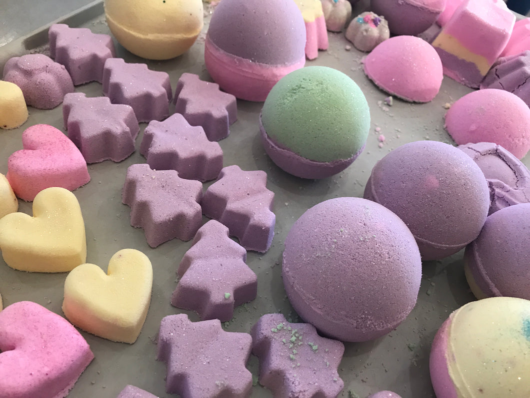 Bombes de bain de toutes les couleurs réalisées par les participants de nos ateliers.